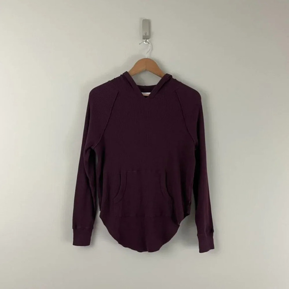 Aritzia TNA Maroon Red Waffle Knit Long Sleeve Hoodie Size XXS - Picture 1 of 6